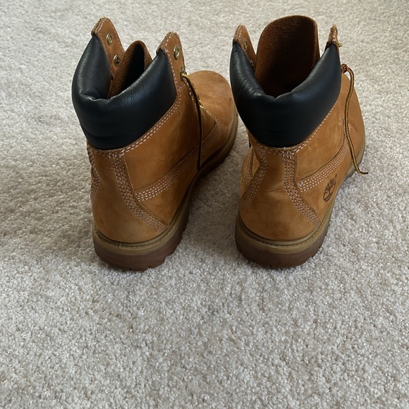 Camel size 8 1/2 Timberland boots - Picture 3 of 7